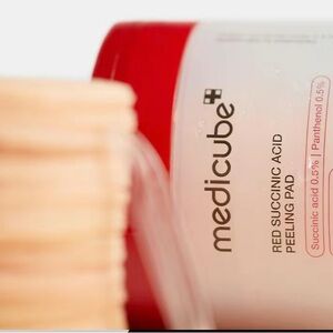 Medicube Red Succinic Acid Peeling Pad - White